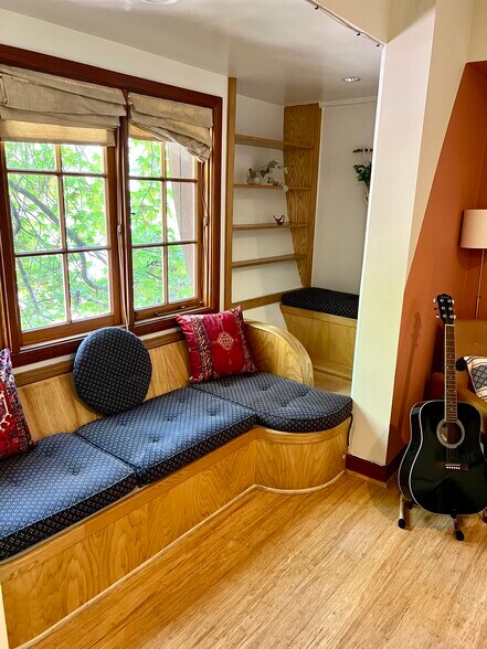 Window seats with storage under the seats - 8420 Lookout Mountain Ave