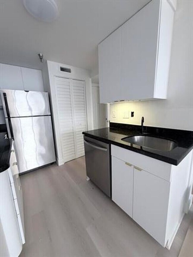Building Photo - 540 Brickell Key Dr