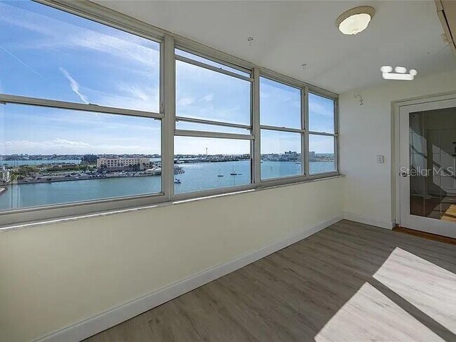 Building Photo - 4775 Cove Cir