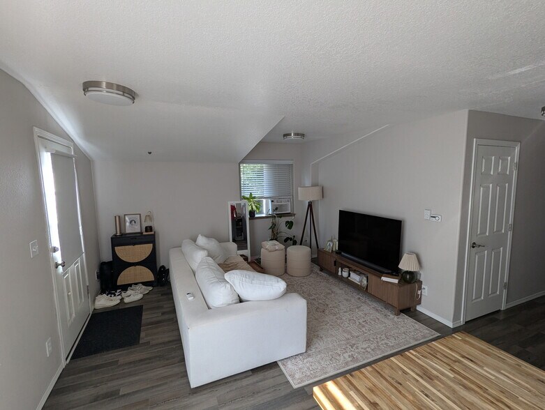 front living room - 9413 NE 227th Ave