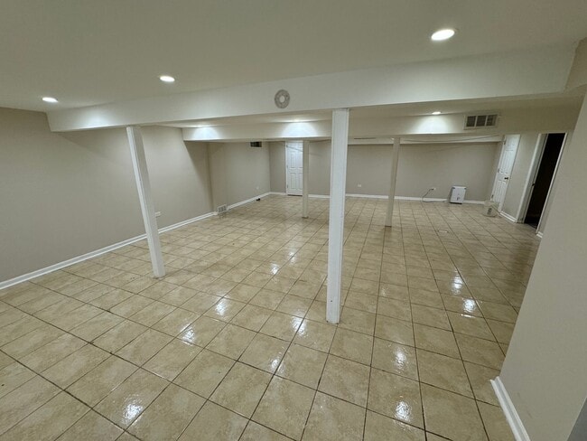 Building Photo - Lovely Ranch house available