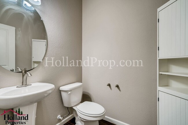 Building Photo - Charming 4-Bedroom Home Near Parks and Tra...