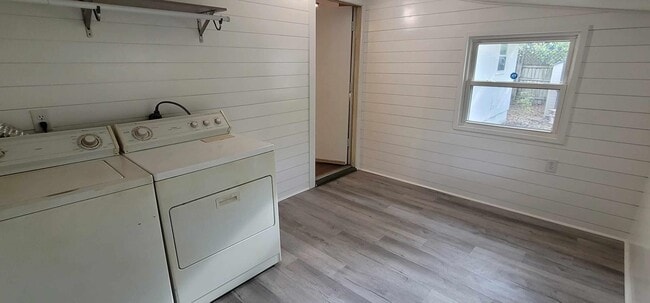 Building Photo - 1210 Carson Dr