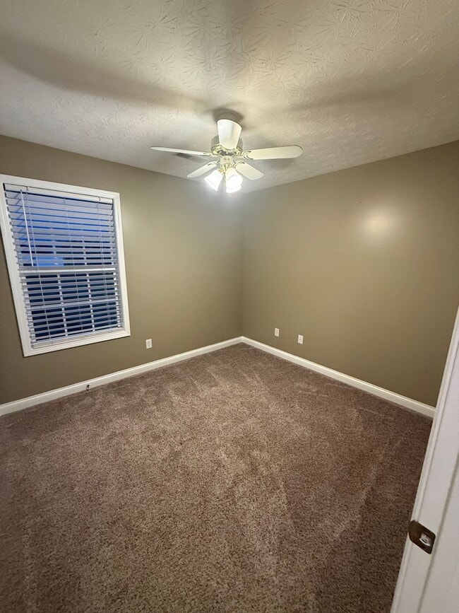 Building Photo - 3 Bed/2 Bath House with 2 Car Garage