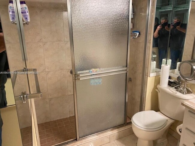 Building Photo - 1305 W 46th St