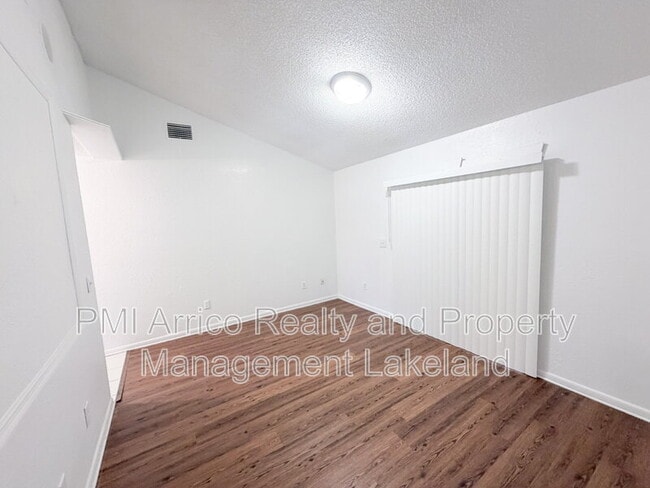 Building Photo - 222 Lakeview Dr