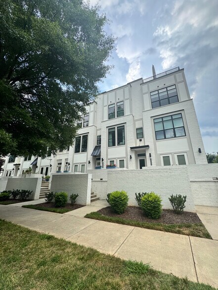 Building Photo - Room in Apartment on Wesley Village Rd