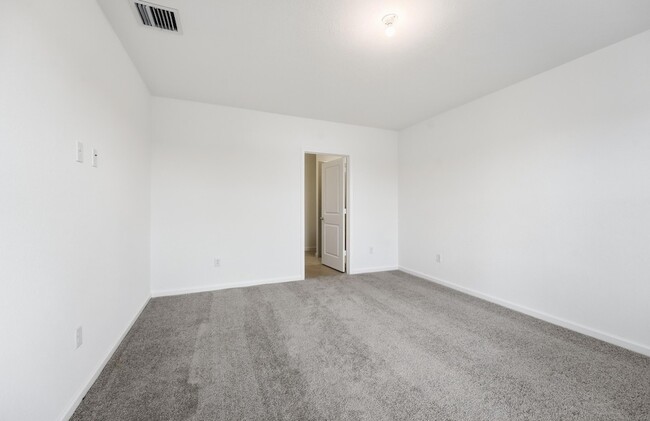 Building Photo - 10436 NW Suncrest Lp