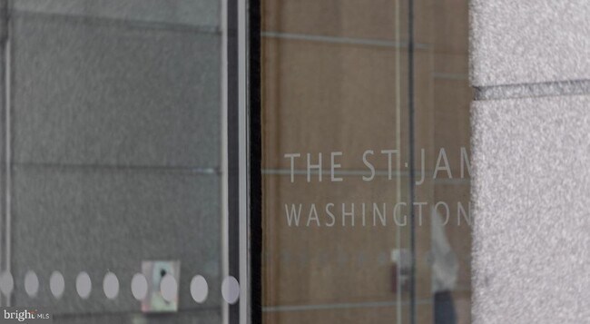 Building Photo - 206 W Washington Square