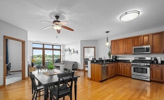 Building Photo - 160 S River St