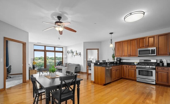 Building Photo - 160 S River St