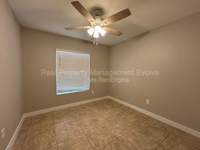 Building Photo - 3416 S Westfall Ave