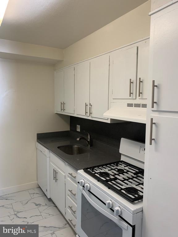 Building Photo - 604 S Washington Square