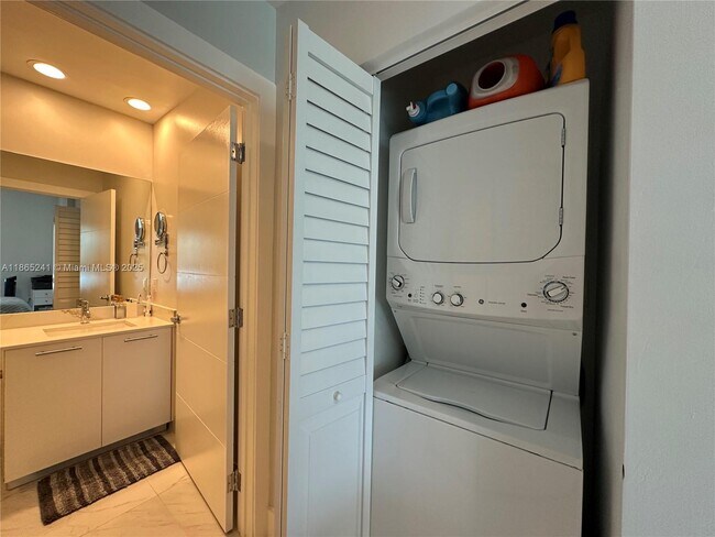 Building Photo - 950 Brickell Bay Dr