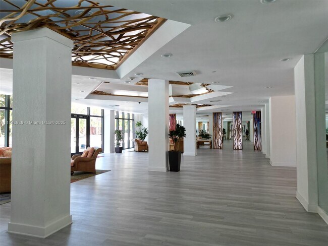 Building Photo - 1450 Brickell Bay Dr