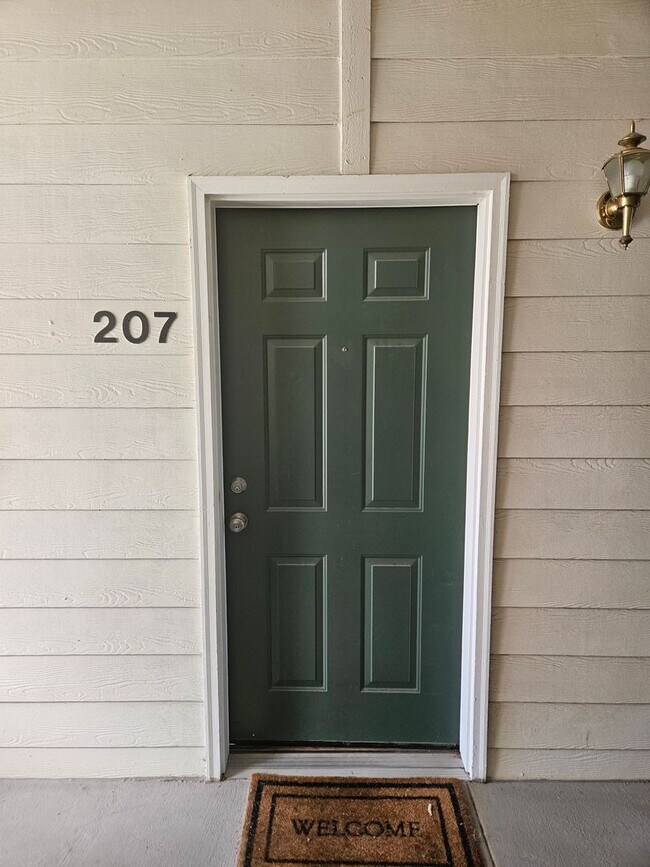 Building Photo - 2 bed 1.5 bath 2nd floor Condo.