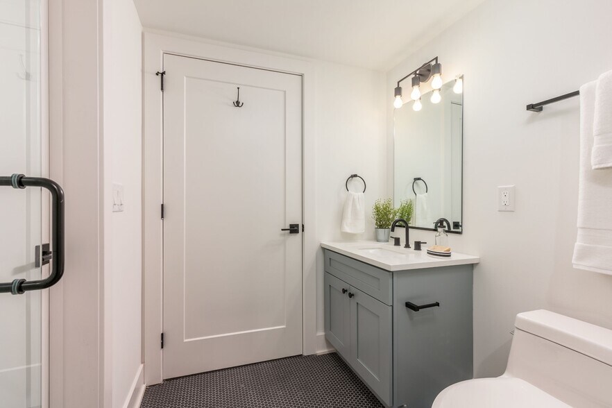 Building Photo - 629 W Girard Ave