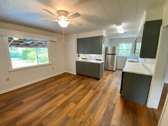 Building Photo - 3 Bedroom Home on Large Lot!
