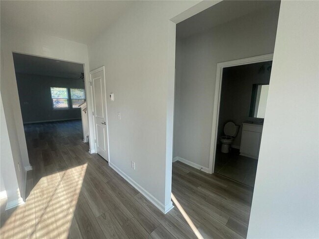 Building Photo - 3156 Morgan Hill Dr SE