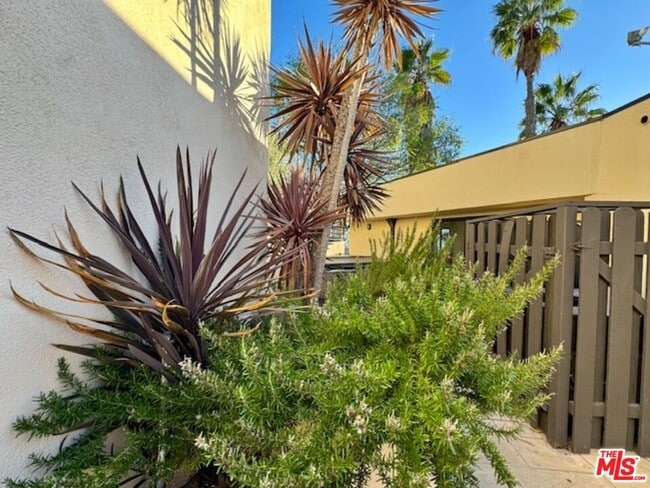 Building Photo - 6441 Bryn Mawr Dr