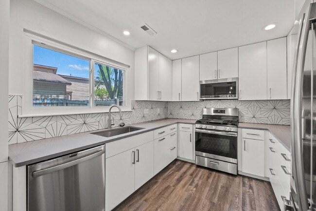 Building Photo - "Charming 4-Bedroom Haven in Charlotte's Heart with Spacious 2271 sq ft Living!"