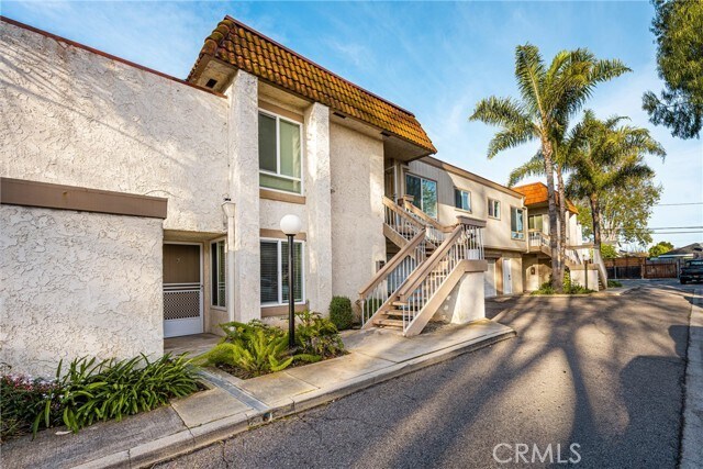 Building Photo - 2565 Santa Ana Ave