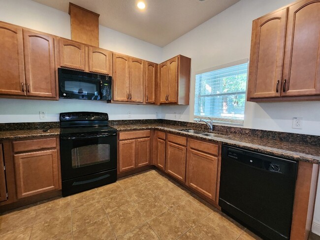 Building Photo - Gorgeous 4-Bedroom, 3-Bathroom Home in Tampa