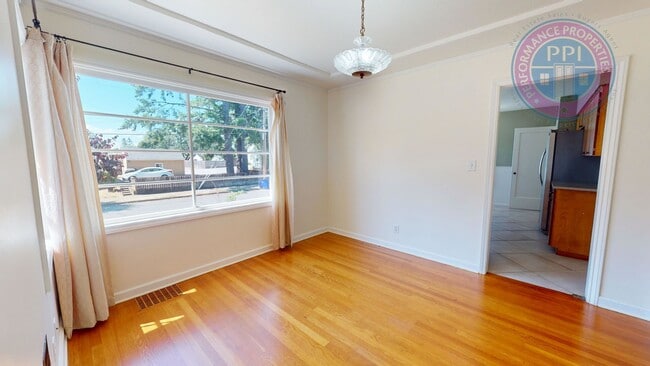 Building Photo - North Portland Living at Its Best | 2 Bed, 1 Bath!