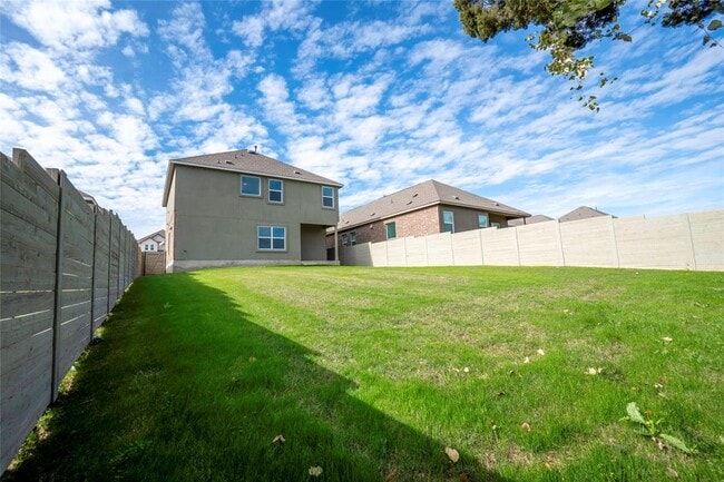 Building Photo - 913 Legends Ln