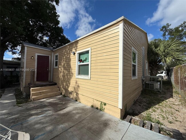 Building Photo - 816 5th St