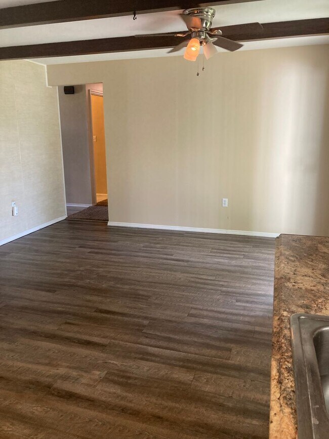 Building Photo - Must See! Large 3 Bedroom, 2 Bath Ranch Ho...