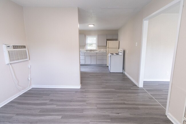 Building Photo - Remodeled 3 Bed 1 Bath Home