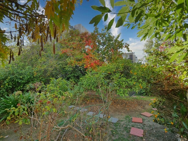 Building Photo - 1718 Le Roy Ave