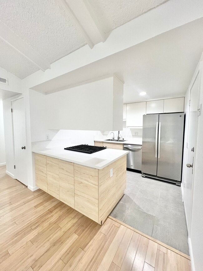 Building Photo - Spacious and recently remodeled 2 bedroom 1 bathroom duplex!