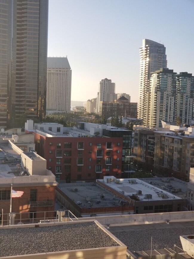 Building Photo - Downtown  1-Bed plus Loft 1bath 1 parking ...