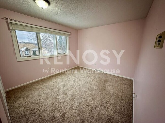 Building Photo - 5 Bedroom 3 Bathroom Single Family Home in Burnsville