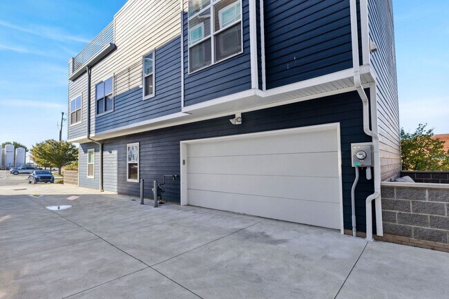 Building Photo - 412 W Shoreline Dr