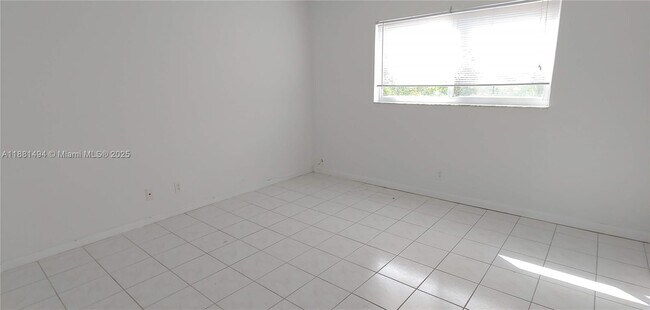 Building Photo - 1400 NE 54th St