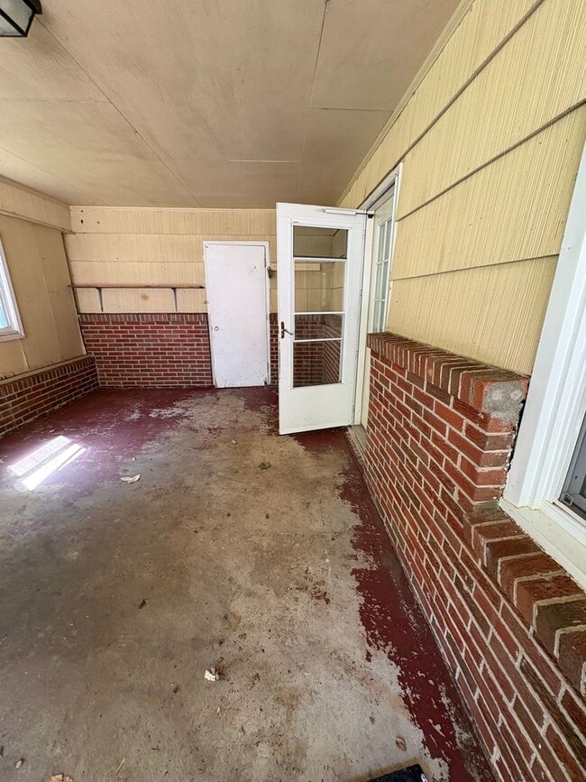 Building Photo - Great Location in Greenville 3 Bedroom 1.5 Bath  Minutes from Augusta Road and Downtown!!