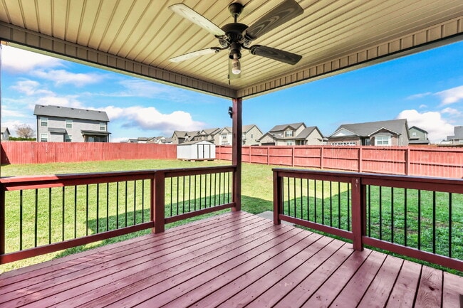 Building Photo - Close to Fort Campbell and MOVE IN READY!