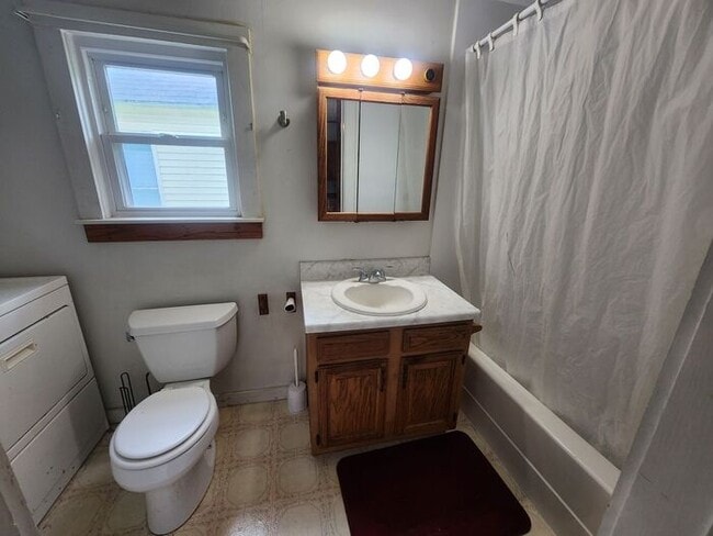 Building Photo - 2-3 Bedroom Home w/Large Kitchen - Section 8 Welcome & Pets Negotiable!