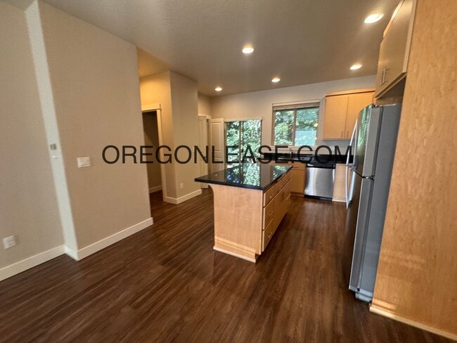 Building Photo - 2 bedroom 2.5 bath townhouse in Cal Young Area