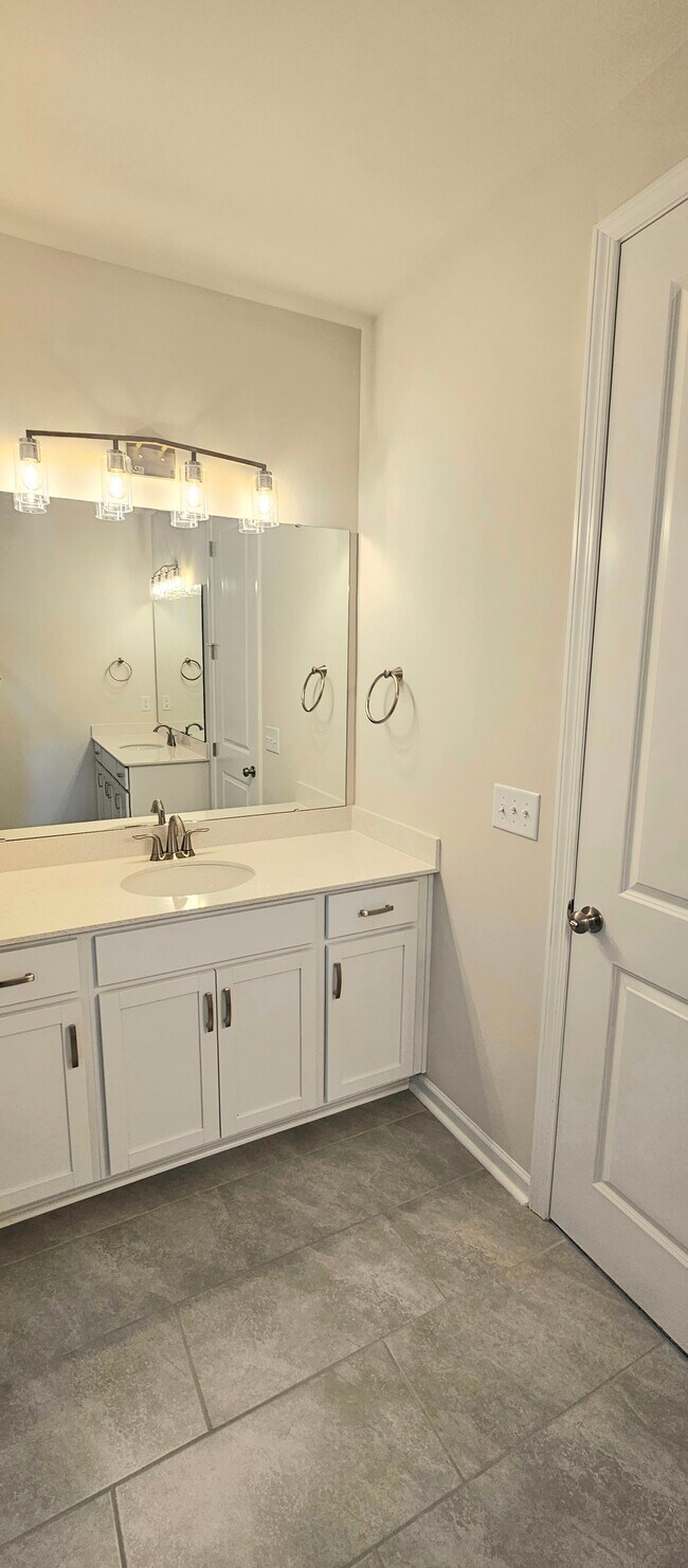 Building Photo - 904 Kinsey Aly