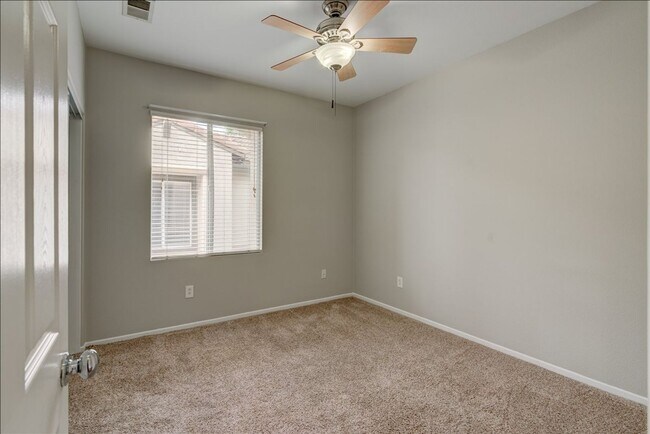 Building Photo - Fantastic 2 Bedroom Townhome minutes away to Camp Pendleton