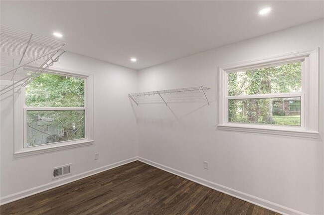 Building Photo - 2352 Glendale Dr