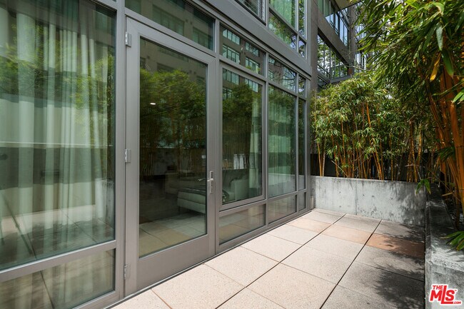 Building Photo - 1100 S Hope St