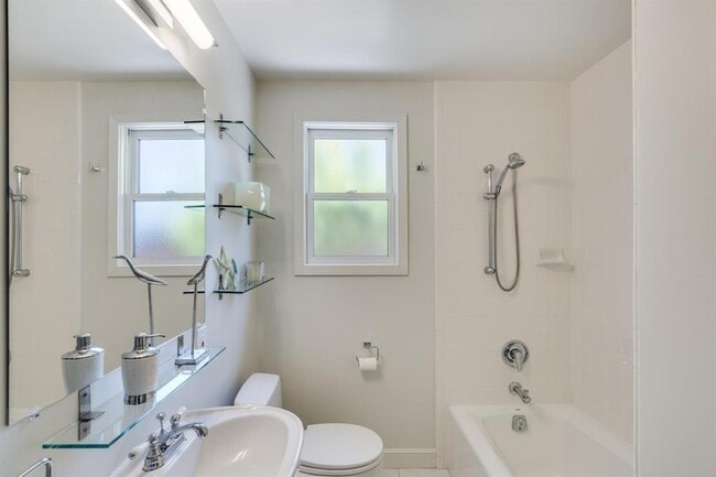 Building Photo - 831 Bruce Dr