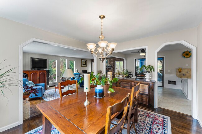 Building Photo - 8 Glenview Dr