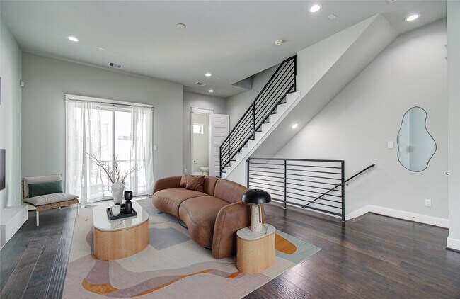 Building Photo - 2116 Naomi St