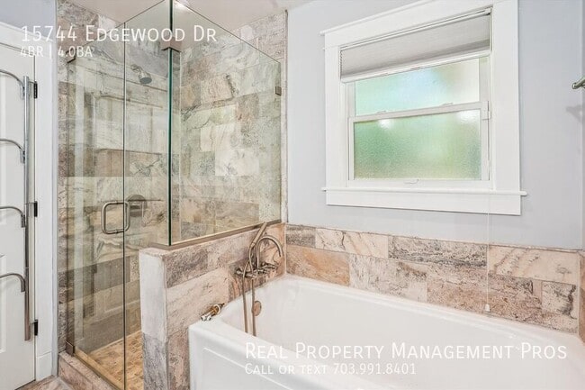 Building Photo - 15744 Edgewood Dr